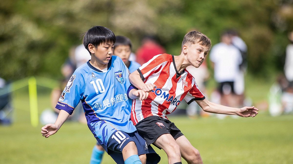 英国でサッカーに取り組む選手たち